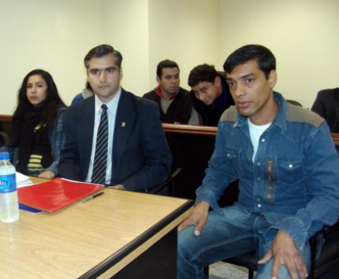 Laura Figueredo y Cristhian García, sentenciados por asesinar a un policía, junto a su abogado(centro)