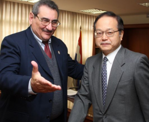 El doctor Antonio Fretes en audiencia con el embajador japones Kazuo Watanabe.
