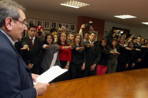 Doctor Antonio Fretes tomando juramento a los abogados