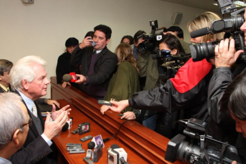 Instante en que los empresarios del sector industrial dialogaron con la prensa