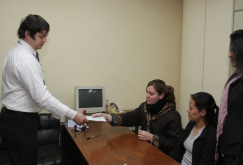 Funcionario presentando formulario de declaración jurada