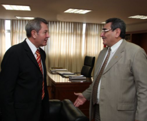 El presidente de la Corte, doctor Antonio Fretes recibiendo al embajador argentino, Rafael Romá.
