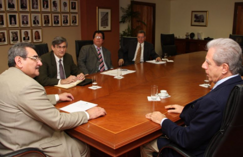Momento de la reunión entre el Presidente de la Corte y los industriales