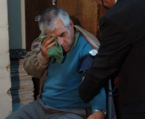 El condenado Anselmo Acuña en el momento de ser inspeccionado por un médico del Poder Judicial.