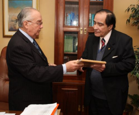 Imagen del momento del reconocimiento al profesor doctor Ubaldo Centurión Morínigo