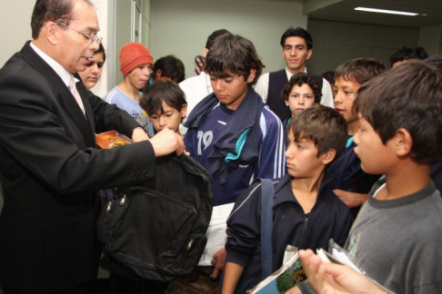 Juez Isacio Cuevas, sorteando mochilas y pelotas.