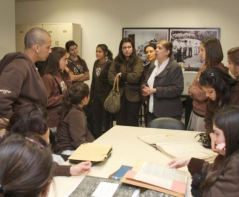 La coordinadora del Museo de la Justicia, Rosa Palau dialoga con las alumnas del Colegio Teresiano sobre el gobierno de Stroessner