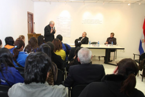 El capitán González Flores durante la charla, junto a las autoridades del Museo de la Justicia, Luis Benítez Riera y Rosa Palau