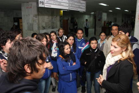 Funcionaria de la Dirección de Comunicación dialogando con alumnos de High School