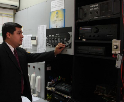 Carlos Jorge Acuña, encargado de la oficina de Audiencias Orales, mostrando mejoras