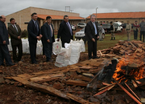 El presidente de la Corte doctor Antonio Fretes y el ministro Víctor Núñez participando de una quema de drogas