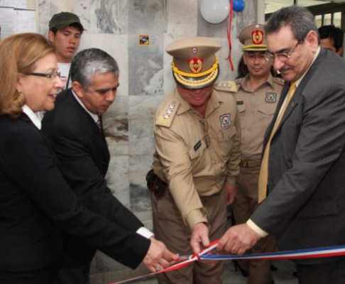 Momento en que el presidente de la Corte, Antonio Fretes, la ministra Alicia Pucheta, el fiscal Blas Imas y el director de la Primera Zona Policia, Comisario Principal Eligio Ibarra, desatan la cinta durante el acto de habilitación 