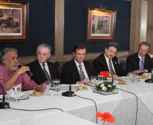 Reunión de autoridades de radios locales e internacionales con presencia del ministro Núñez