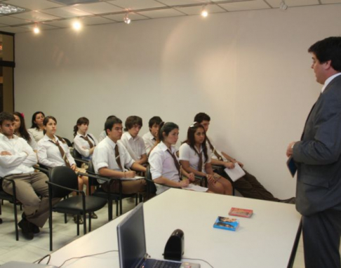 Camilo Torres, defensor público dialogando con alumnos de Los Laureles