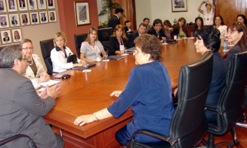 El presidente de la Corte, Antonio Fretes y la ministra Alicia Pucheta durante la reunión con defensores del Mercosur