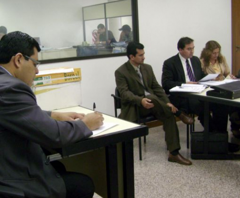 En plena audiencia preliminar se observa al juez penal de Garantías, José Gabriel Valiente.