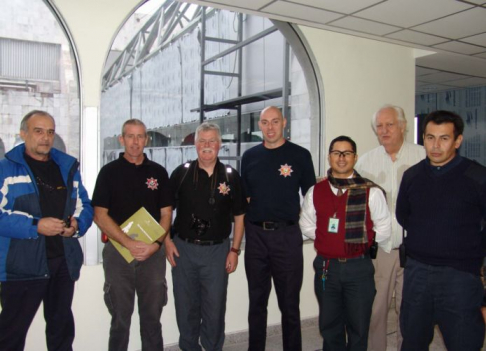Bomberos voluntarios de Escocia junto a sus colegas paraguayo durante el recorrido por el Palacio de Justicia