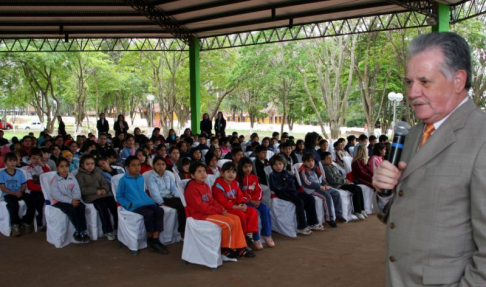 El ministro Víctor Núñez conversó amenamente con los niños durante la actividad.