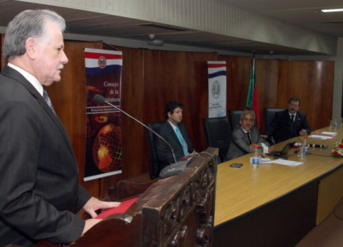 El ministro Núñez moderó un debate entre los presentes y el orador principal.