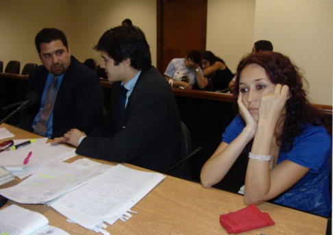 La condenada durante la audiencia oral junto a sus abogados defensores.
