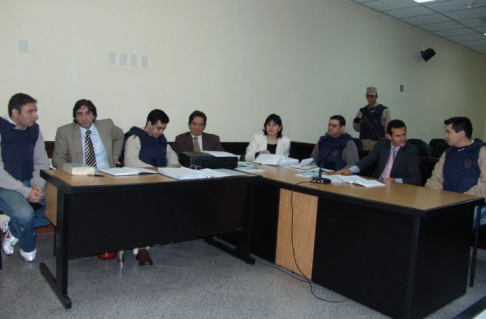 Los ahora condenados junto a sus abogados defensores durante la audiencia oral y pública.