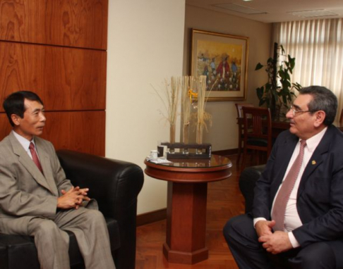 Instante de la reunión entre el presidente de la Corte, doctor Antonio Fretes y el emabjador de Corea, Joo Teck Kim