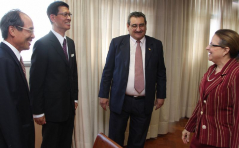 El presidente de la Corte Suprema de Justicia, doctor Antonio Fretes y la ministra Alicia Pucheta durante la visita del embajador taiwanés, Liem Sheng Huang.