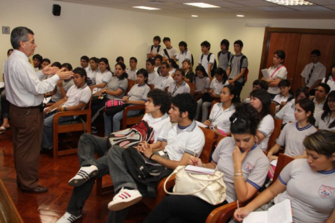 Alumnos del colegio Carlos A. Rachit durante la charla con el defensor Carlos Flores