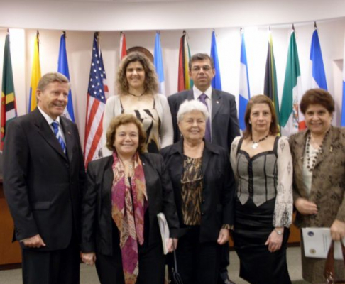 La Defensora General Noyme Yore Ismael con representantes del bloque, durante el encuentro realizado en Uruguay
