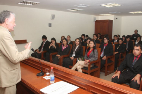 Ministro Víctor Núñez, dando la bienvenida a los alumnos de la Facultad de Ciencias Jurídicas de Itapua