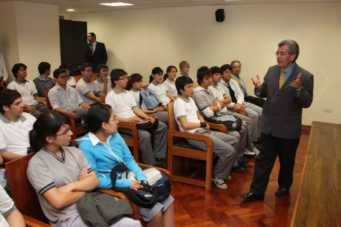 Carlos Flores, Defensor Público en lo penal se encargó de brindar la charla explicativa a los alumnos.