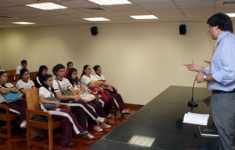 Defensor pùblico en lo Penal, Camilo Torres durante la charla brindada a los alumnos del Colegio Nacional 