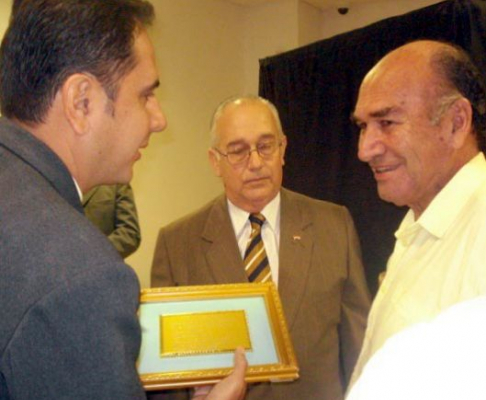 Carlos Antonio Vera Benitez recibiendo el reconocimiento