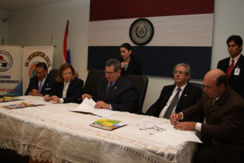 El convenio busca instalar en la comunidad educativa la conciencia crítica y evitar que las drogas lleguen a niños y jóvenes. 