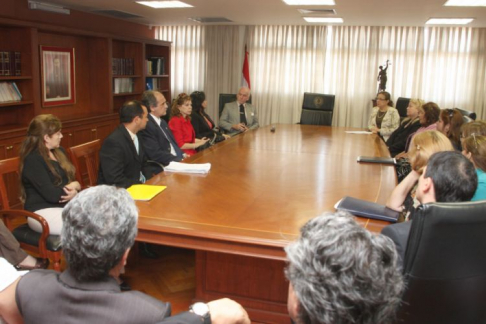 Los jueces, abogados y funcionarios de Registros Públicos se reunieron con los ministros César Garay Zuccolillo y Alicia Pucheta de Correa