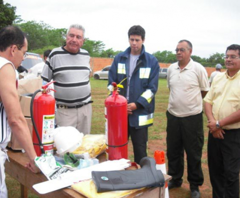 El juez Isacio Cuevas realizó una donación al Cuerpo de Bomberos de Horqueta
