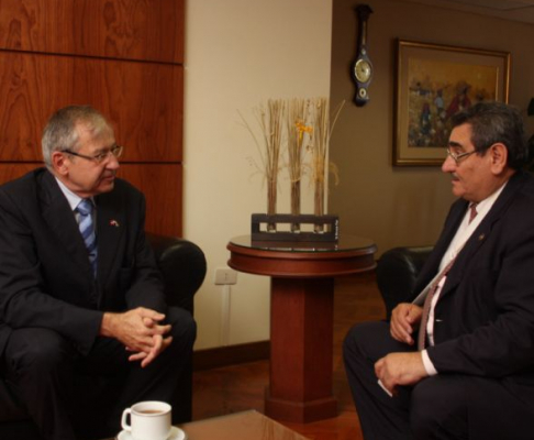 el presidente de la Corte Suprema de Justicia durante la visita con el embajador de Suiza Emanuel Genny.