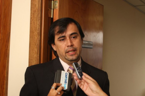 El juez Rubén Ayala Brun aceptó la renuncia de la abogada Raquel Talavera y dará un plazo de 48 horas a Carmen Villalba y Alcides Oviedo para designar a un abogado de su confianza para asumir su defensa.