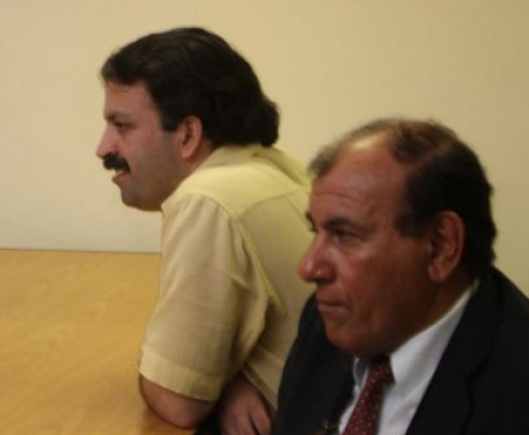El acusado Teodoro Barreto (de camisa amarilla) junto a su abogado, durante la lectura de la sentencia.