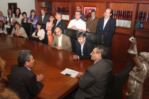 El doctor Fretes indicó que funcionarios administrativos del Poder Judicial acuden con frecuencia al Congreso nacional en procura de obtener la aprobación del presupuesto propuesto.