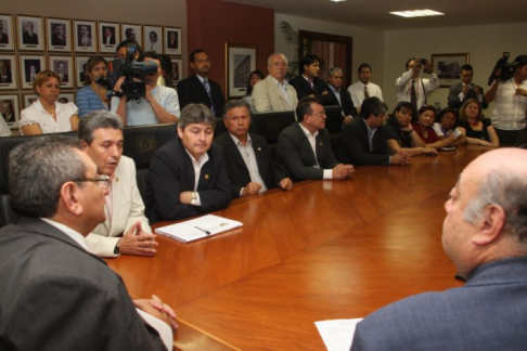 El senador Jaeggli indicó que existe un consenso entre los líderes de bancada del Senado para aceptar un aumento salarial del 10% para los jueces y del 5% por funcionarios.