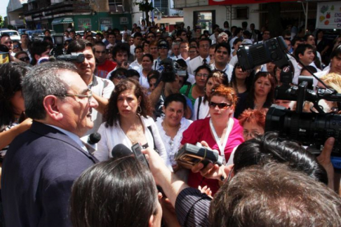 El presidente de la Corte Suprema de Justicia, doctor Antonio Fretes, con los funcionarios de los Registros Públicos.