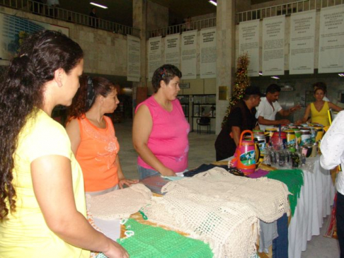 Reclusos exponiendo su productos