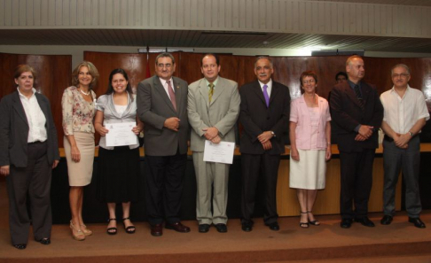 Los ganadores del concurso posando con el presidente de la Corte y demas integrantes de la Comisión Nacional Bicentenario.