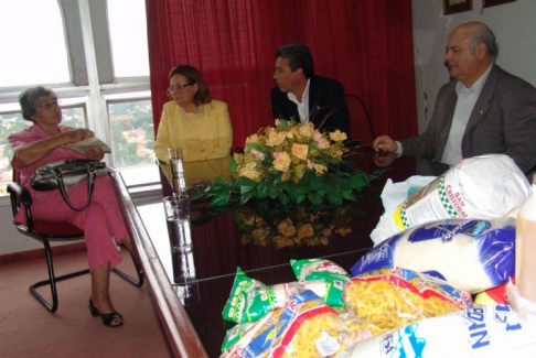 La ministra Pucheta, el doctor Cohene y Sara Servian durante la entrega de donativos al comedor “Mitâ Raity