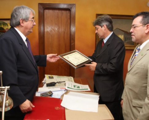 El ministro Torres Kirmser en el momento de ser distinguido