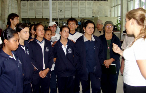 Momento en que los alumnos son recibidos por la funcionaria de la Dirección 