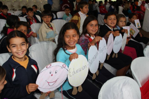 Alegría de los niños en una de las actividades del plan educativo de la Corte Suprema de Justicia