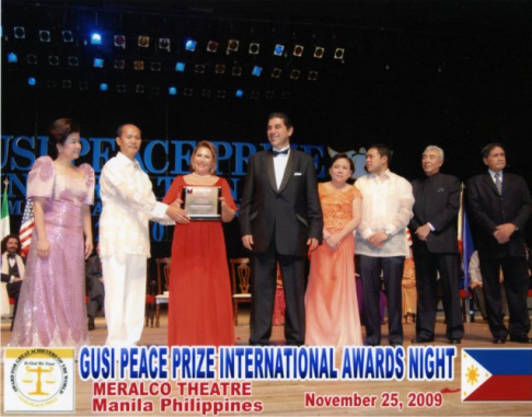 Dra. Natividad Mercedes Meza durante la premiación