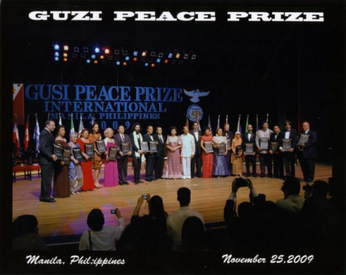 Momentos en que le otorgan el premio Gusi Internacional de la Paz a la magistrada Natividad Mercedes Meza.
